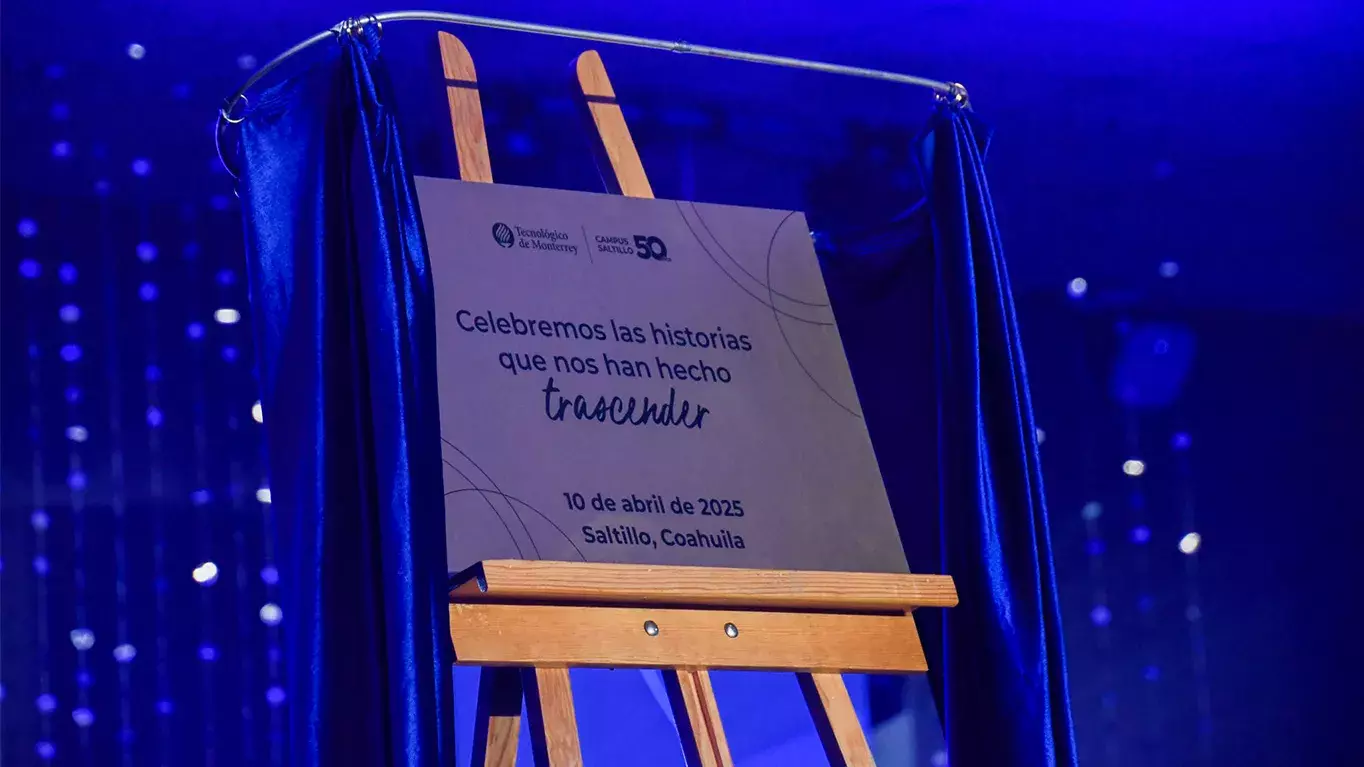 Placa del 50 aniversario de campus Saltillo. 