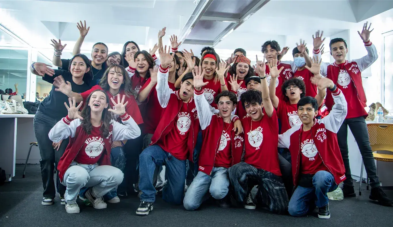 Integrantes del staff y musicos de High School Musical: On Stage posan con entusiasmo dentro de los camerinos, previo a su participación en el musical estudiantil del campus Hidalgo.