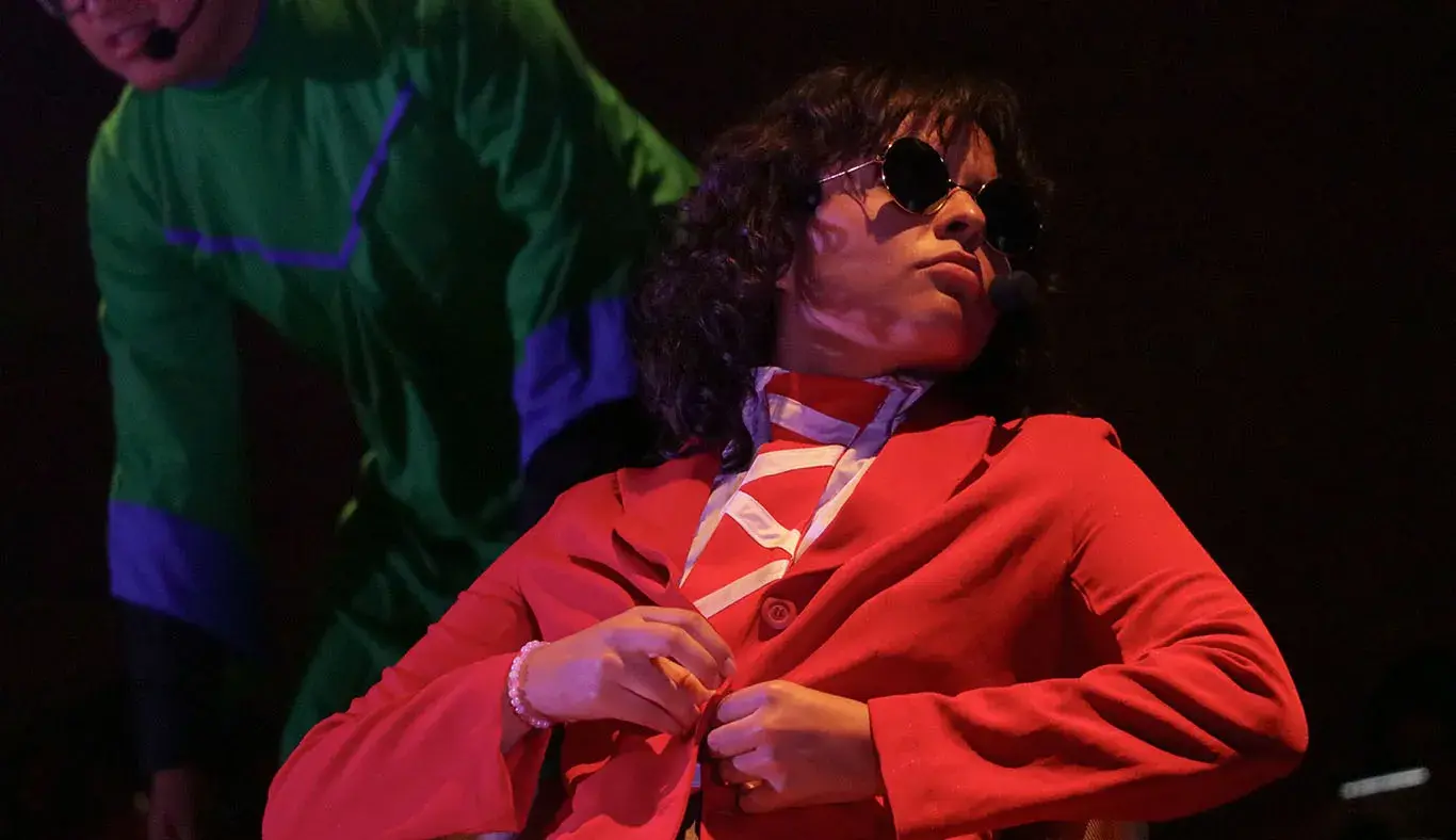 Estudiante actuando con traje rojo