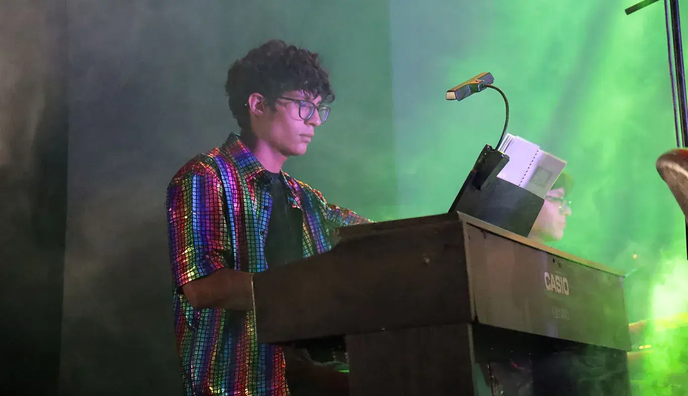 Estudiante tocando el piano