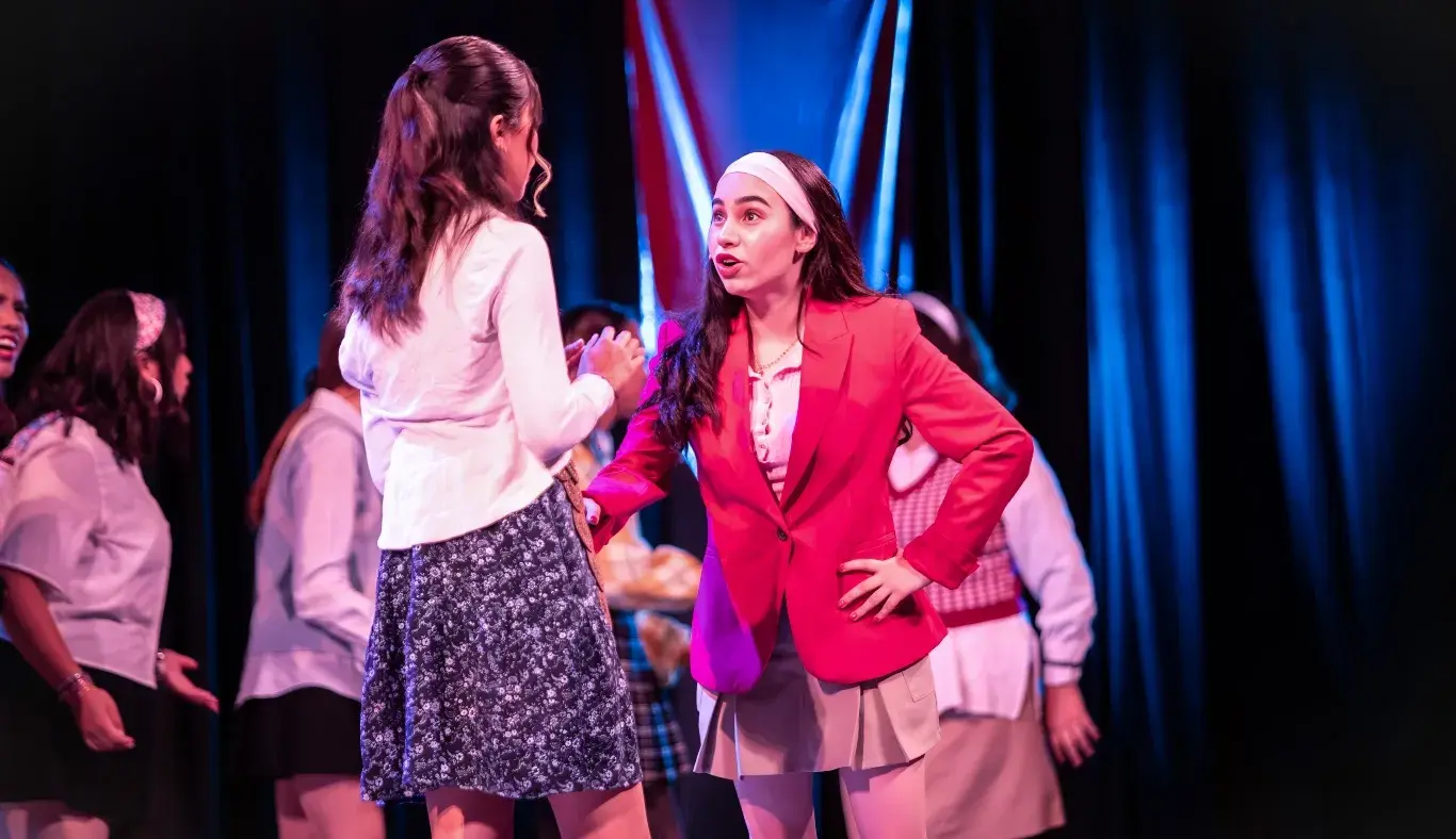 Estudiantes del Tec representan una escena de diálogo entre los personajes Gabriella y Taylor durante el musical High School Musical: On Stage.