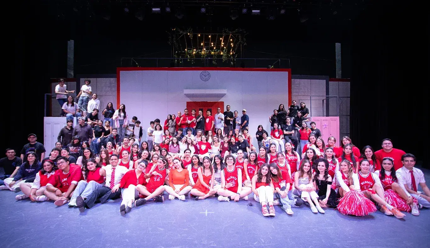 Fotografía grupal del elenco, staff técnico y equipo de producción del musical High School Musical: On Stage, tomada en el escenario tras la última función del campus Hidalgo.