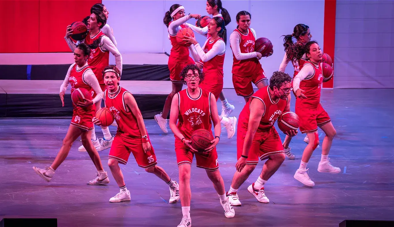 Troy Bolton y el equipo de los Wildcats interpretan una coreografía con balones de básquetbol durante el musical High School Musical: On Stage en el campus Hidalgo.