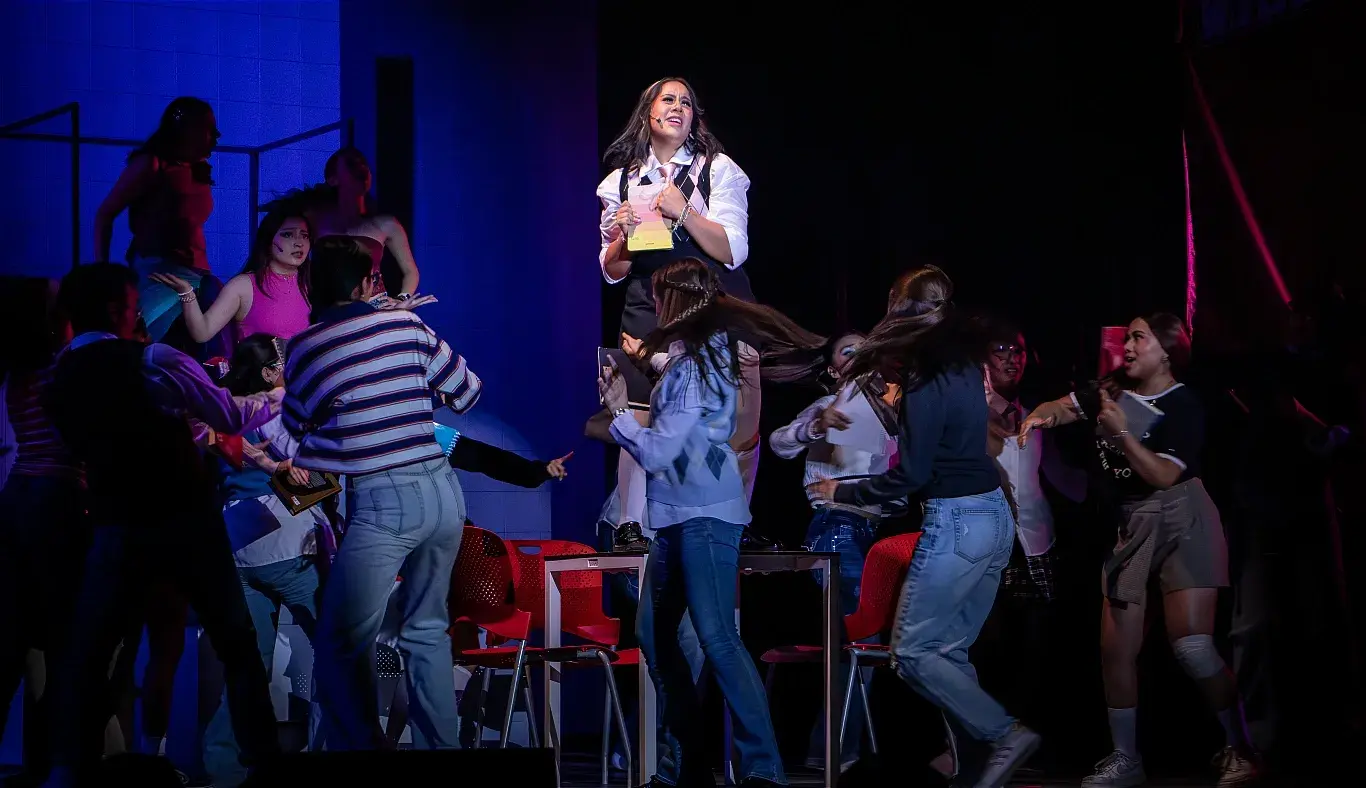 Estudiantes representan el número donde personajes como skatos y nerds descubren su interés por el teatro durante el musical High School Musical: On Stage, en una escena con movimiento y emociones intensas.