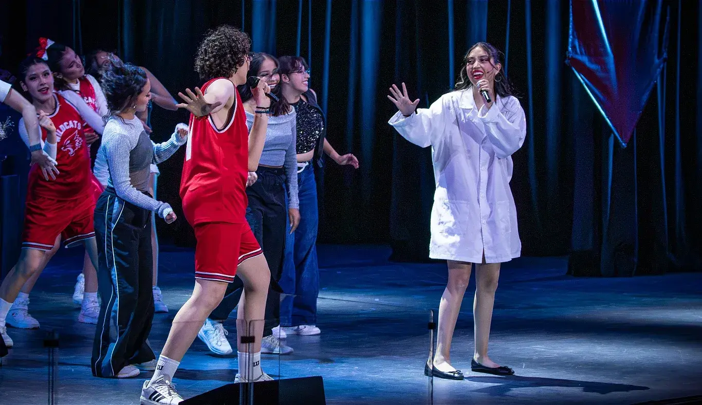 Troy y Gabriella interpretan un dueto durante una escena en el laboratorio escolar del musical High School Musical: On Stage, en el campus Hidalgo.