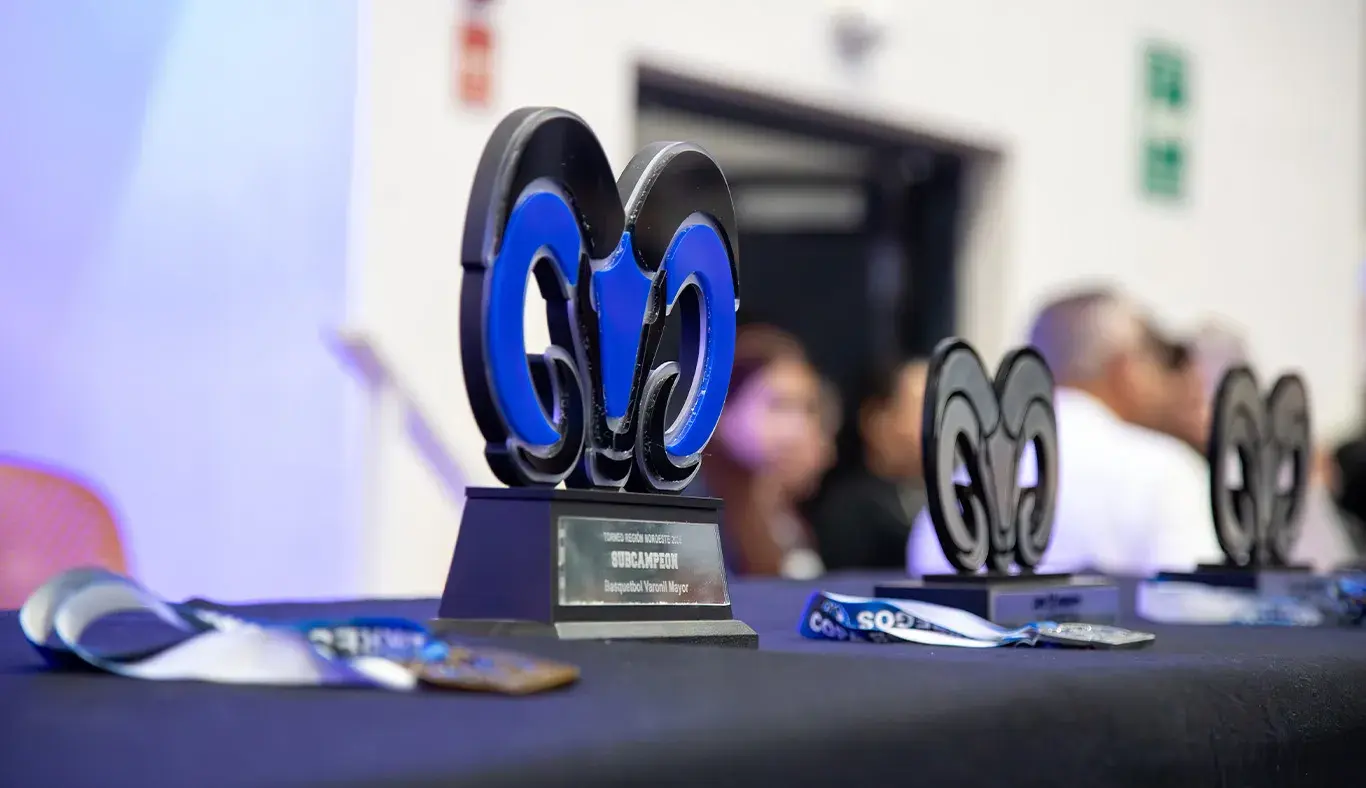 Trofeo con forma de la cabeza de un borrego sobre una mesa. 