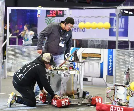 Porras, gritos y nervios: así fue el día de pruebas de FIRST Monterrey