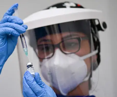 Lo que significa la aprobación total de la vacuna Pfizer anti-COVID en la pandemia