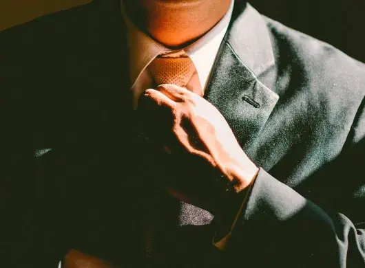 Hombre acomodándose su corbata 