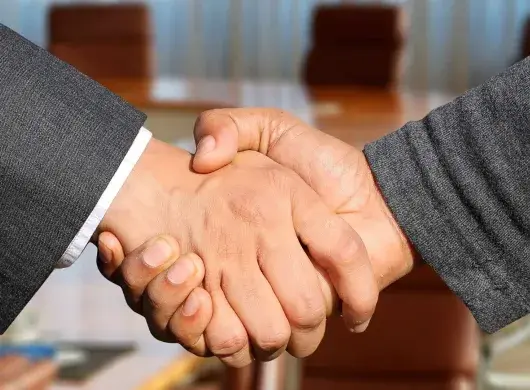 Dos hombres estrechando la mano