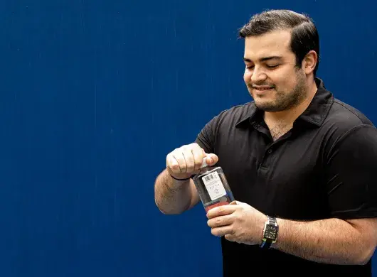 Creador de Maka sosteniendo su producto