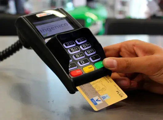 Tarjeta de crédito en una terminal