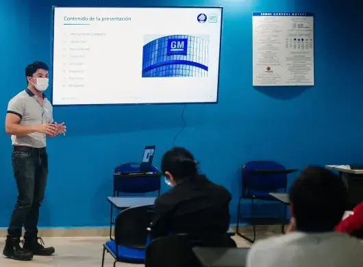 Alumno Tec  exponiendo en General Motors