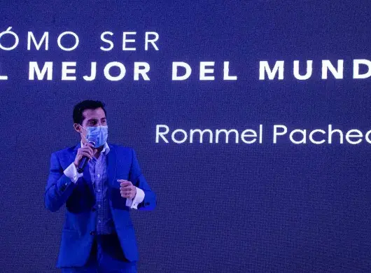 Rommel dando conferencia