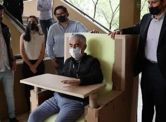 Abuelito probando una silla de cartón