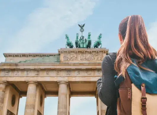 Estudiante frente a monumento en Alemania doble titulación