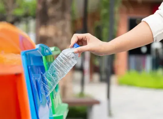 Botella de PET reciclado para línea de ropa.