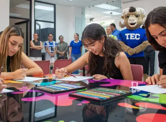 Estudiantes en salón de artes plásticas del Tec campus Saltillo