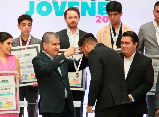 Jugador de beisbol recibiendo premio estatal Coahuila.