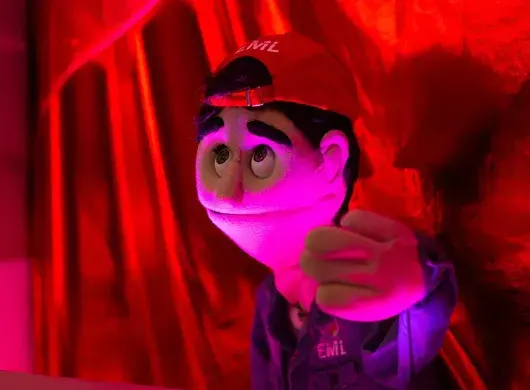 Marioneta de JD bajo luz roja