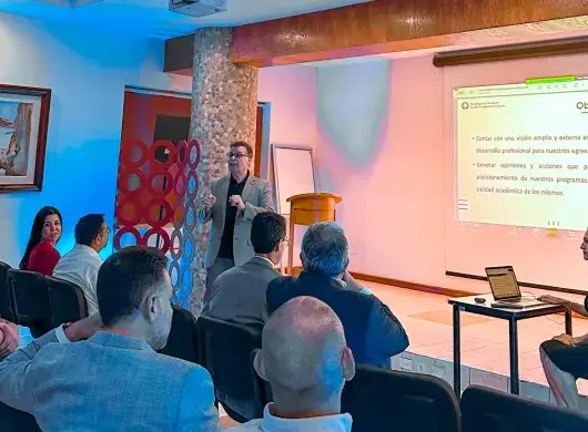 Consejo asesor del Tec Chihuahua discutiendo mejoras en programas educativos.