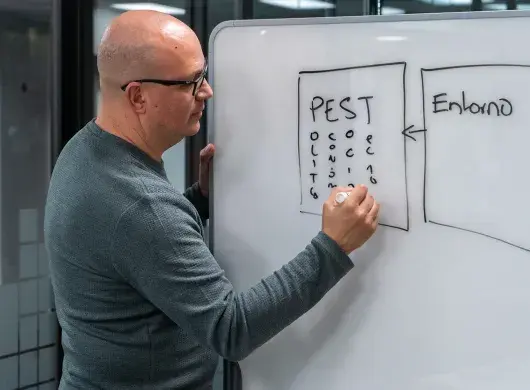Héctor desarrollando alternativas de aprendizaje mediante inteligencia artificial.