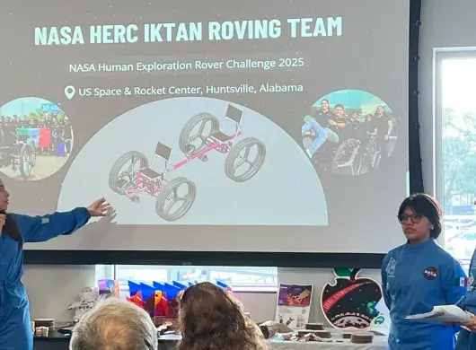 Las estudiantes de ingeniería y miembros del equipo IKTAN Roving del Tecnológico de Monterrey, campus Cuernavaca, Carla Pardo y Fernanda Rivera, junto con la egresada Dafne Ocampo, impartieron el taller ECO-ROVERS en el evento internacional Space Exploration Education Conference (SEEC) de la NASA.