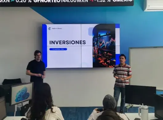 Estudiantes del grupo estudiantil impartiendo talleres