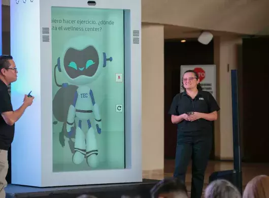 Holograma Tecbot at AI Day