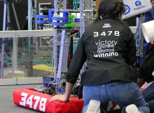Integrante LamBot con el robot