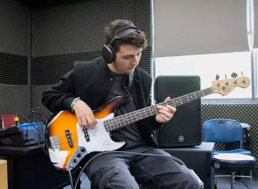 David Escudero tocando el bajo
