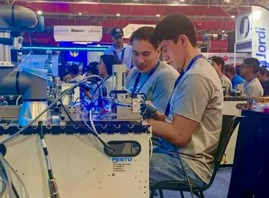 Alumnos Tec vencen en competencia de robótica