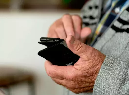 Adulto mayor combate el rezago digital utilizando teléfono inteligente