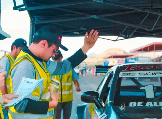 Estudiantes del Tec colaboran en evento nacional de automovilismo