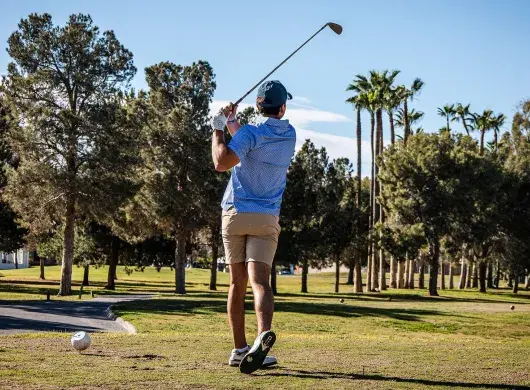 Golfista posa tras golpear pelota en el Torneo de Golf EXATEC Blue Open del Tec de Monterrey campus Laguna