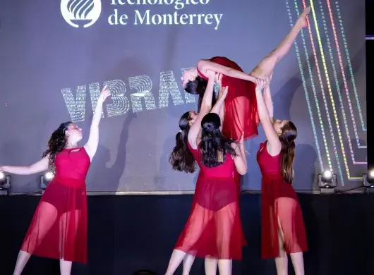 bailarinas con vestidos rojos durante su coreografía
