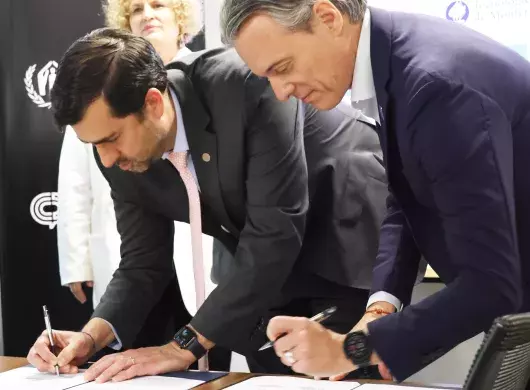 Tec y agencia de ONU para refugiados renuevan alianza de colaboración. Firma Juan Pablo Murra, rector del Tec, en rectoría del campus Monterrey