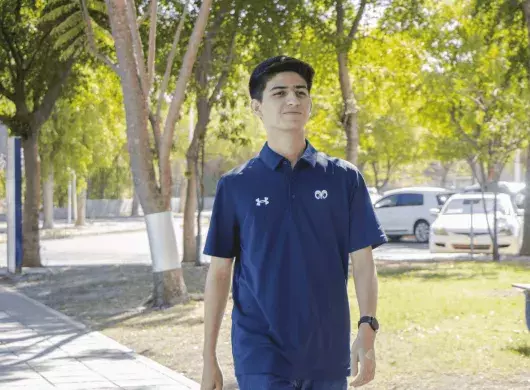 erick escamilla caminando en pasillo del tec