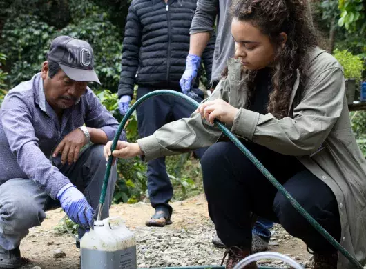 Nora Torres, fundadora de Káapeh México junto a un agricultor.
