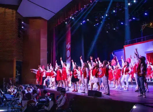 Estudiantes del Tec campus Hidalgo interpretan una coreografía grupal durante High School Musical: On Stage, como parte de las actividades de arte y cultura en mayo.