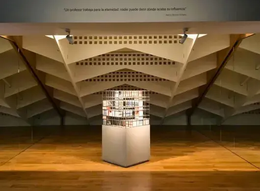 Homenaje a profesores a través de instalación de arte completa