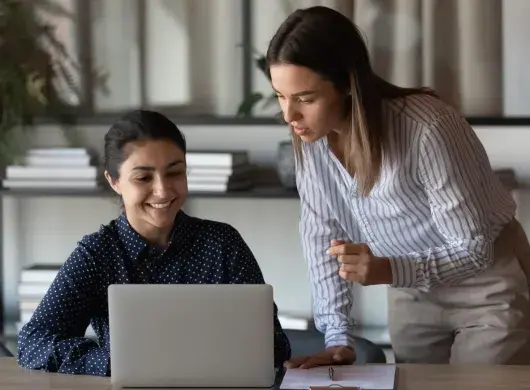 2 mujeres trabajando