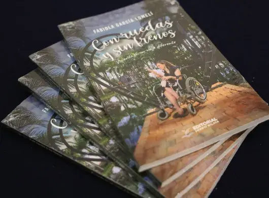 Libro superación personal presentado por EXATEC en el Tec Guadalajara.