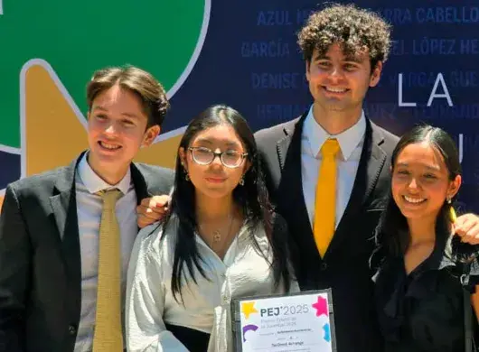 Estudiantes de PrepaTec Querétaro son reconocidos con el Premio Estatal de la Juventud por sus actividades académicas de robótica. 