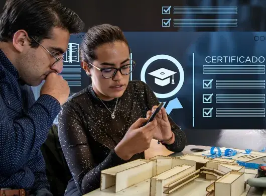 Estudiantes aprenden competencias en sus estudios, al observar al profesor en un taler.