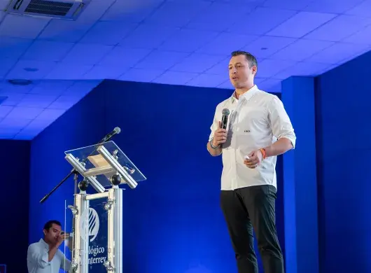 Luis Donaldo Colosio dando una plática sobre liderazgo.