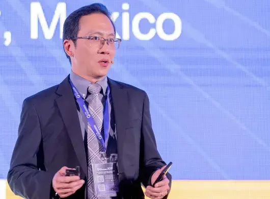 Michael Fung da una conferencia durante el IFE Conference.