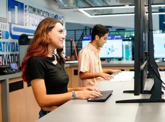 En el Tec de Monterrey campus Querétaro cuenta con Mostla, el laboratorio de tecnologías educativas emergentes que conecta a estudiantes y profesores con el futuro. 