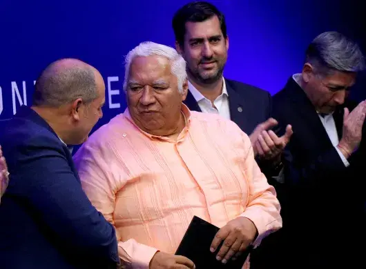 Profesor recibe reconocimiento por autoridades del Tec de Monterrey por su labor docente a lo largo de 50 años