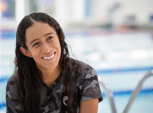 Atleta paralímpica de natación, Lorena Puente, en alberca del campus Monterrey